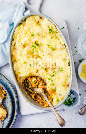 Gemischtes Gemüse & Linsen Shepherds Pie gekrönt mit gestampften Kartoffeln und Käse. Stockfoto
