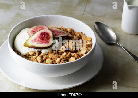 Gesundes Frühstück mit Müsli, Joghurt und geschnittene Feigen. Stockfoto