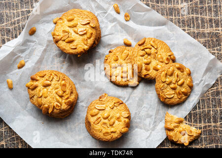 3 Stapel von peanut Cookies auf Backpapier. Stockfoto