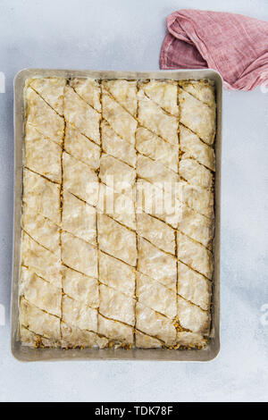 Baklava in ein Backblech Stockfoto