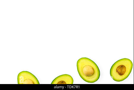 Schneiden avocado Schichten isoliert auf weißem Hintergrund. Ansicht von oben. Flach Stockfoto