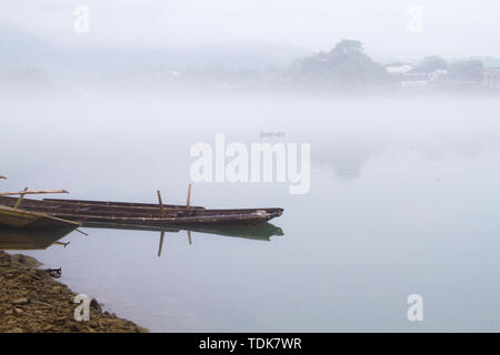 Taohuatan Morgennebel, Taohuatan Scenic Area ist in Taohuatan Stadt, Jing County in der Provinz Anhui (Oberlauf des Qingyi River). Die natürliche Landschaft und humanistische Landschaft im malerischen Ort sind integriert. Es gibt nicht nur eine frische und schöne und grüne southern Anhui Landschaft und die ansehnlichen Aura der Berge und Flüsse, sondern auch eine alte Architektur mit vollständigen Erhalt und einzigartigen Stil, der über die Liebe des alten Zeiten denken können. Stockfoto