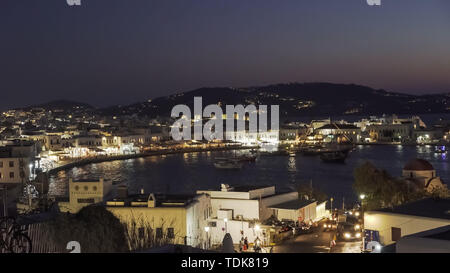 Nacht der Stadt Chora auf Mykonos, Griechenland Stockfoto