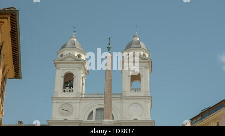 Low Angle Shot der Spanischen Treppe in Rom, Italien Stockfoto