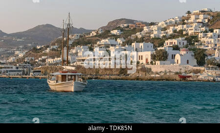MYKONOS, Griechenland - September, 13, 2016: Nachmittag geschossen von einem Segelboot und der Ausblick auf die neue alte Hafen von Chora Mykonos Stockfoto