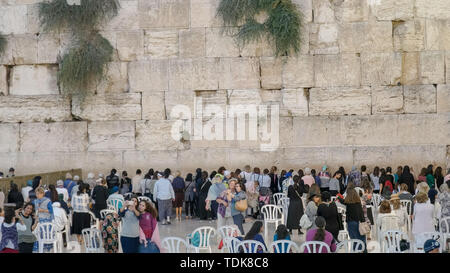 JERUSALEM, ISRAEL - September, 19, 2016: Frauen Anbeter an der weiblichen nur Teil der Klagemauer in Jerusalem, Israel Stockfoto
