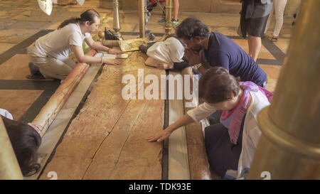 JERUSALEM, Israel - 20. SEPTEMBER 2016: Besucher beten in der salbung Stein in der Kirche des heiligen Grabes in Jerusalem, Israel Stockfoto