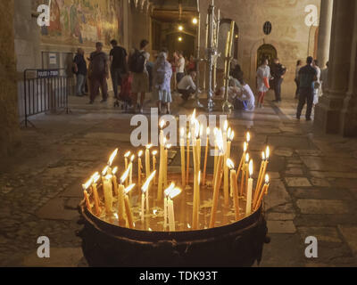 Kerzen und der Eingang der Kirche des heiligen Grabes in Jerusalem, Israel Stockfoto