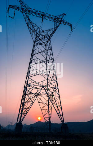 Eine Übertragung Tower unter dem Sonnenuntergang Stockfoto