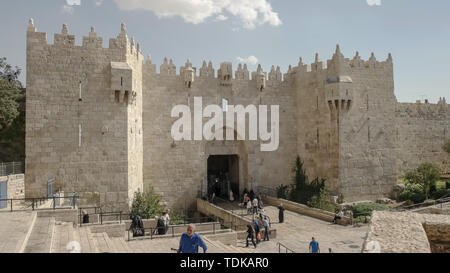 JERUSALEM, ISRAEL - September, 21, 2016: Die Menschen verlassen das Damaskus Tor aus der muslimischen Viertel der Altstadt von Jerusalem, Israel Stockfoto