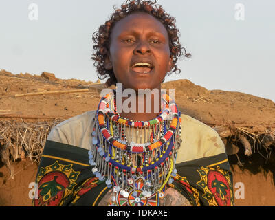 Nahaufnahme der eine Massai-frau in grün Gesang an enkereri Dorf in der Nähe von Masai Mara in Kenia Stockfoto