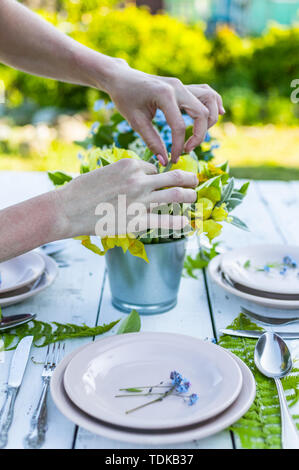 Florist elegantes Bouquet von blauen Vergißmeinnicht Blumen auf weißem Holztisch. Rustikale Dekoration Stockfoto