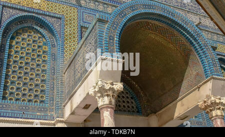 Nahaufnahme von einem bogenförmigen Eingang zum Felsendom Moschee in Jerusalem, Israel Stockfoto