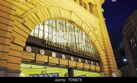 MELBOURNE, AUSTRALIEN - November, 12, 2016: Der Eingang zum Bahnhof Flinders Street in Melbourne bei Nacht Stockfoto