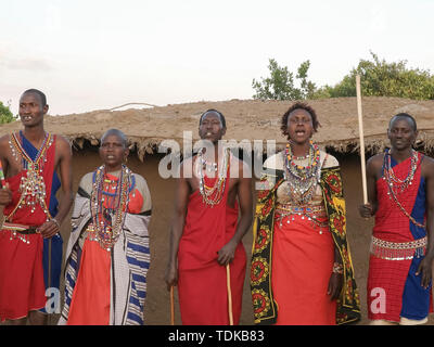 NAROK, Kenia - August, 28, 2016: Eine Gruppe von Massai Frauen und Männer singen und tanzen in einem Dorf in der Nähe von Masai Mara, Kenia Stockfoto