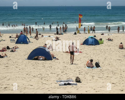 SURFERS PARADISE, AUSTRALIEN - Dezember 4, 2016: ein Strand-goer Spaziergänge in Richtung das Wasser bei mainbeach in Surfers Paradise, Australien Stockfoto