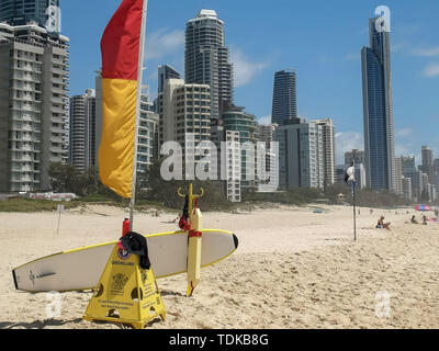 SURFERS PARADISE, AUSTRALIEN - Dezember 4, 2016: Nahaufnahme von einem Rettungsschwimmer rescue Board und Sicherheit Flagge am Strand von Surfers Paradise in Queensland, ein Stockfoto