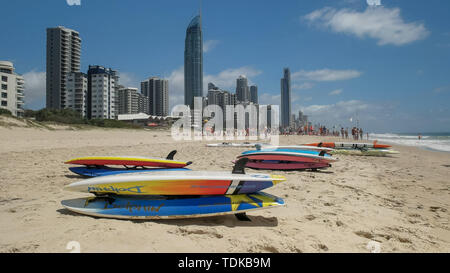 SURFERS PARADISE, AUSTRALIEN - Dezember 4, 2016: Eine Reihe von Paddle Boards am Strand von Surfers Paradise in Queensland, Australien Stockfoto