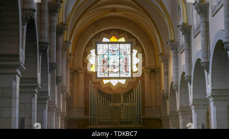 BETHLEHEM, Palästina, September, 22, 2016: Glasfenster in der Kirche der heiligen Katharina in der Geburtskirche in Bethlehem Stockfoto