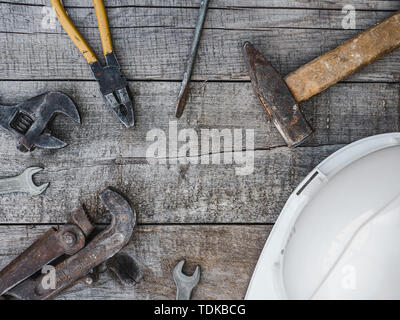 Tag der Arbeit. Handwerkzeuge und weißen Schutzhelm auf dem Tisch liegen. Ansicht von oben, close-up. Die Vorbereitung für die Feier. Herzlichen Glückwunsch an Lieben Stockfoto