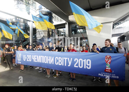 Kiew, Ukraine. 16 Juni, 2019. Ukrainische Fans halten ein Banner lesen wie "U-20 Weltmeister2019', wie sie nach der Ankunft der ukrainischen Nationalmannschaft am Internationalen Flughafen Boryspil in der Nähe von Kiew, Ukraine feiern, am 16. Juni 2019. Ukraine gewannen ihre ersten FIFA U-20 WM-Titel nach dem Sieg gegen Südkorea 3 '' "1 in der Endrunde in Lodz, Polen, am 15. Juni 2019. Credit: Serg Glovny/ZUMA Draht/Alamy leben Nachrichten Stockfoto