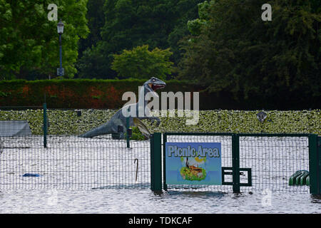 Stourport on Severn, Worcestershire, Großbritannien. 16. Juni 2019. Eine überflutete Spielplatz und Minigolfanlage in der Nähe des Flusses Severn. Der Fluss hat die Ufer an mehreren Orten und mehr Wasser aus dem walisischen Hügel ist noch hinzufügen zu dem Fluss, der auf einem ungewöhnlich hohen Niveau für Juni ist. G.P. Essex/Alamy leben Nachrichten Stockfoto