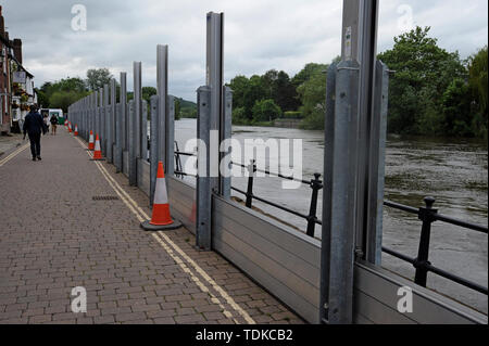 Bewdley, Worcestershire, Großbritannien. 16. Juni 2019. Hochwasserschutzwände entlang der Flussufer durch die Umweltagentur installiert Häuser und Geschäfte in der Stadt zu schützen. Der Fluss hat die Ufer an mehreren Orten und mehr Wasser aus dem walisischen Hügel ist noch hinzufügen zu dem Fluss, der auf einem ungewöhnlich hohen Niveau für Juni ist. G.P. Essex/Alamy leben Nachrichten Stockfoto