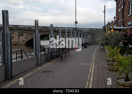 Bewdley, Worcestershire, Großbritannien. 16. Juni 2019. Hochwasserschutzwände entlang der Flussufer durch die Umweltagentur installiert Häuser und Geschäfte in der Stadt zu schützen. Der Fluss hat die Ufer an mehreren Orten und mehr Wasser aus dem walisischen Hügel ist noch hinzufügen zu dem Fluss, der auf einem ungewöhnlich hohen Niveau für Juni ist. G.P. Essex/Alamy leben Nachrichten Stockfoto