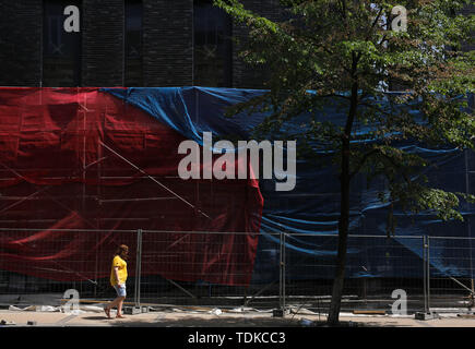 Kiew, Ukraine. 16 Juni, 2019. Eine einsame Frau geht durch die Baustelle in Kiew, Ukraine, Juni 16, 2019 Credit: sergii Kharchenko/ZUMA Draht/Alamy leben Nachrichten Stockfoto