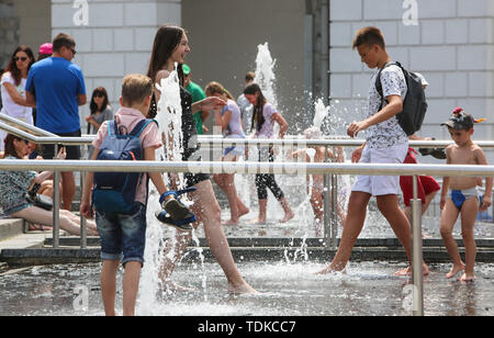 Kiew, Ukraine. 16 Juni, 2019. Leute täuschen Um in den Brunnen einen sonnigen Tag in Kiew, Ukraine, Juni 16, 2019 Credit: sergii Kharchenko/ZUMA Draht/Alamy leben Nachrichten Stockfoto