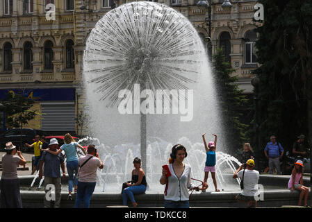 Kiew, Ukraine. 16 Juni, 2019. Leute täuschen Um in den Brunnen einen sonnigen Tag in Kiew, Ukraine, Juni 16, 2019 Credit: sergii Kharchenko/ZUMA Draht/Alamy leben Nachrichten Stockfoto