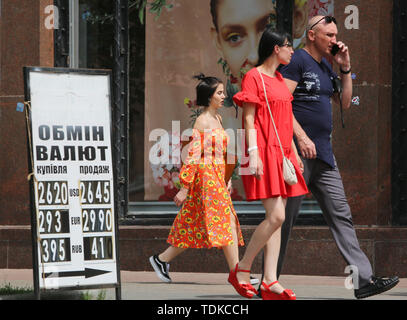 Kiew, Ukraine. 16 Juni, 2019. Menschen gehen vorbei an der Wechselstube an einem sonnigen Tag an Khreshchatyk Straße in Kiew, Ukraine, Juni 16, 2019 Credit: sergii Kharchenko/ZUMA Draht/Alamy leben Nachrichten Stockfoto