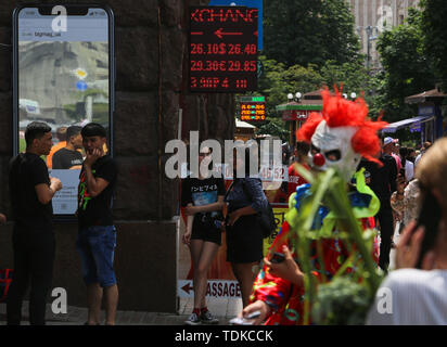 Kiew, Ukraine. 16 Juni, 2019. Menschen gehen vorbei an der Wechselstube an einem sonnigen Tag an Khreshchatyk Straße in Kiew, Ukraine, Juni 16, 2019 Credit: sergii Kharchenko/ZUMA Draht/Alamy leben Nachrichten Stockfoto