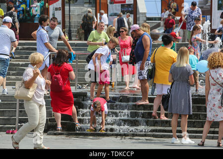 Kiew, Ukraine. 16 Juni, 2019. Leute täuschen Um in den Brunnen einen sonnigen Tag in Kiew, Ukraine, Juni 16, 2019 Credit: sergii Kharchenko/ZUMA Draht/Alamy leben Nachrichten Stockfoto