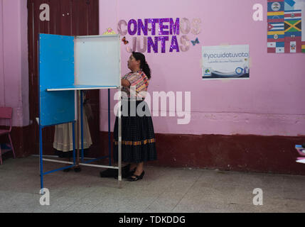 Quetzaltenango Quetzaltenango, Guatemala. 16 Juni, 2019. Die Wähler nehmen an der Abstimmung im Wahllokal während der ersten Runde der Präsidentschaftswahlen in Quetzaltenango in Guatemala vom 16. Juni 2019. Credit: Hiroko Tanaka/ZUMA Draht/Alamy leben Nachrichten Stockfoto