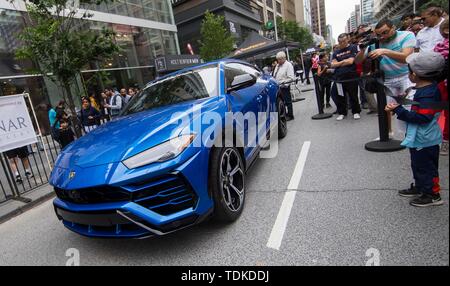 Toronto, Kanada. 16 Juni, 2019. Ein Lamborghini Urus während der 2019 Yorkville Exotic Car Show in Toronto, Kanada, 16. Juni 2019 gesehen. Mehr als 110 klassische und exotische Autos wurden am Tag der jährlichen Vater am Sonntag angezeigt und zieht tausende Besucher an. Credit: Zou Zheng/Xinhua/Alamy leben Nachrichten Stockfoto