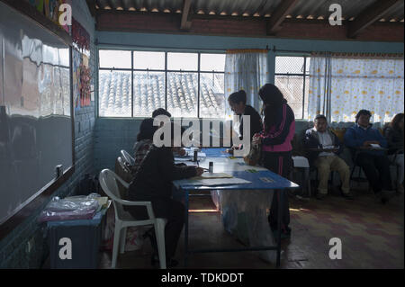 Quetzaltenango Quetzaltenango, Guatemala. 16 Juni, 2019. Die Wähler im Wahllokal während der ersten Runde der Präsidentschaftswahlen in Quetzaltenango in Guatemala, 16. Juni 2019. Credit: Hiroko Tanaka/ZUMA Draht/Alamy leben Nachrichten Stockfoto