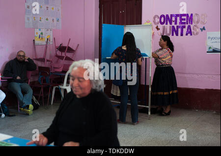 Quetzaltenango Quetzaltenango, Guatemala. 16 Juni, 2019. Die Wähler im Wahllokal während der ersten Runde der Präsidentschaftswahlen in Quetzaltenango in Guatemala vom 16. Juni 2019. Credit: Hiroko Tanaka/ZUMA Draht/Alamy leben Nachrichten Stockfoto