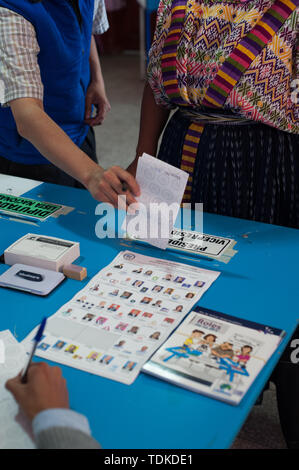 Quetzaltenango Quetzaltenango, Guatemala. 16 Juni, 2019. Cast Wähler im Wahllokal während der ersten Runde der Präsidentschaftswahlen in Quetzaltenango in Guatemala vom 16. Juni 2019. Credit: Hiroko Tanaka/ZUMA Draht/Alamy leben Nachrichten Stockfoto