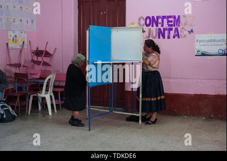 Quetzaltenango Quetzaltenango, Guatemala. 16 Juni, 2019. Abstimmung im Wahllokal während der ersten Runde der Präsidentschaftswahlen in Quetzaltenango in Guatemala vom 16. Juni 2019. Credit: Hiroko Tanaka/ZUMA Draht/Alamy leben Nachrichten Stockfoto