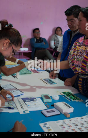 Quetzaltenango Quetzaltenango, Guatemala. 16 Juni, 2019. Die Wähler im Wahllokal während der ersten Runde der Präsidentschaftswahlen in Quetzaltenango in Guatemala vom 16. Juni 2019. Credit: Hiroko Tanaka/ZUMA Draht/Alamy leben Nachrichten Stockfoto