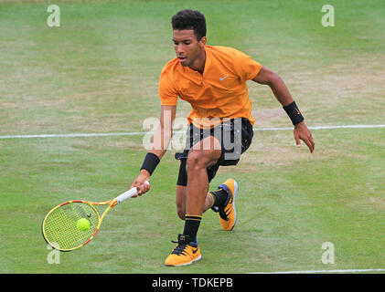 Stuttgart, Deutschland. 16 Juni, 2019. Felix Auger-Aliassime von Kanada liefert einen Schuß während der Männer singles Finale der ATP Tennis Turnier Mercedes Cup zwischen Felix Auger-Aliassime von Kanada und Matteo Berrettini von Italien in Stuttgart, Deutschland, am 16. Juni 2019. Felix Auger-Aliassime 0:2 verloren. Credit: Philippe Ruiz/Xinhua/Alamy leben Nachrichten Stockfoto
