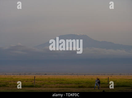 Nairobi, Kenia. 15 Juni, 2019. Besucher posieren für Fotos vor den Kilimanjaro im Amboseli Nationalpark, Kenia, 15. Juni 2019. Credit: Li Yan/Xinhua/Alamy leben Nachrichten Stockfoto