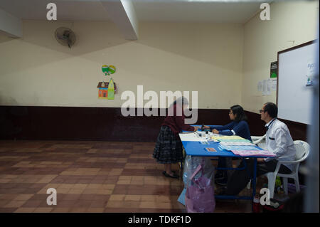 Quetzaltenango Quetzaltenango, Guatemala. 16 Juni, 2019. Die Wähler im Wahllokal während der ersten Runde der Präsidentschaftswahlen in Quetzaltenango in Guatemala vom 16. Juni 2019. Credit: Hiroko Tanaka/ZUMA Draht/Alamy leben Nachrichten Stockfoto