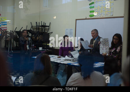 Quetzaltenango Quetzaltenango, Guatemala. 16 Juni, 2019. Wahlhelfer hält einen Stimmzettel bei der Auszählung für die erste Runde der Präsidentschaftswahlen in Quetzaltenango in Guatemala vom 16. Juni 2019. Credit: Hiroko Tanaka/ZUMA Draht/Alamy leben Nachrichten Stockfoto