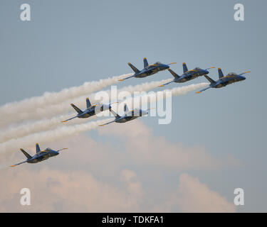 Cape Girardeau, MO, USA. 17 Mai, 2019. Die US Navy Blue Angels während des Cape Girardeau Air Show, in Cape Girardeau, MO. Obligatorische Credit: Kevin Langley/Sport Süd Media/CSM/Alamy leben Nachrichten Stockfoto