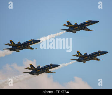 Cape Girardeau, MO, USA. 17 Mai, 2019. Die US Navy Blue Angels während des Cape Girardeau Air Show, in Cape Girardeau, MO. Obligatorische Credit: Kevin Langley/Sport Süd Media/CSM/Alamy leben Nachrichten Stockfoto