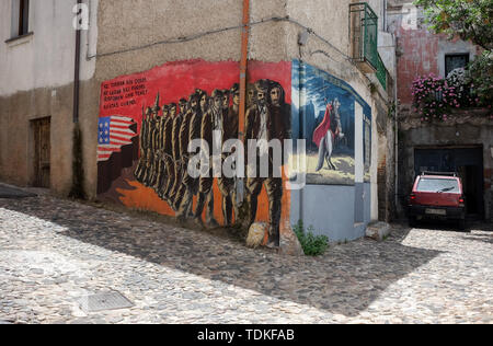 Perugia, Italien. 08 Juni, 2019. Murales auf Wände, berühmten großformatigen Wandmalereien in dieser Region, in den Straßen gesehen werden. Themen sind sowohl internationale Ereignisse wie den Vietnamkrieg, die partisanen Kämpfen während des Faschismus und lokale Veranstaltungen. Eine der wichtigsten ist der erfolgreiche Kampf der Bevölkerung gegen ein Truppenübungsplatz der NATO im Jahre 1969 geplant Auf der Pratobello Plateau. Foto: Jens Kalaene/dpa-Zentralbild/ZB/dpa/Alamy leben Nachrichten Stockfoto