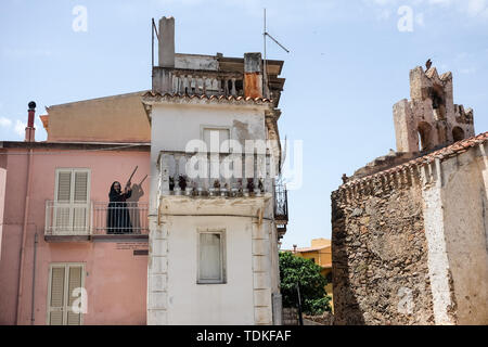 Perugia, Italien. 08 Juni, 2019. Eine Wand malen auf einer Hauswand, Maria Palimodde des Künstlers Luigi Columbu ist eines der berühmten großformatige Wandbilder 'Murales' in den Straßen der Region gemalt. Themen sind sowohl internationale Ereignisse wie den Vietnamkrieg, die partisanen Kämpfen während des Faschismus und lokale Veranstaltungen. Eine der wichtigsten ist der erfolgreiche Kampf der Bevölkerung gegen ein Truppenübungsplatz der NATO im Jahre 1969 geplant Auf der Pratobello Plateau. Foto: Jens Kalaene/dpa-Zentralbild/ZB/dpa/Alamy leben Nachrichten Stockfoto