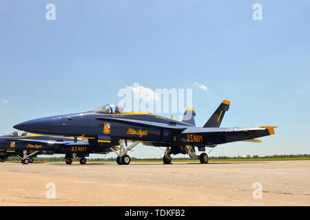 Cape Girardeau, MO, USA. 17 Mai, 2019. Die US Navy Blue Angels während des Cape Girardeau Air Show, in Cape Girardeau, MO. Obligatorische Credit: Kevin Langley/Sport Süd Media/CSM/Alamy leben Nachrichten Stockfoto